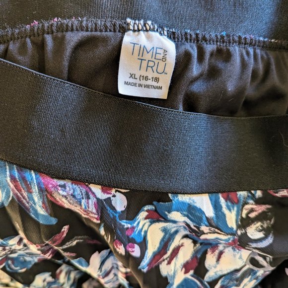 Time and Tru Women's Pleated Midi Skirt, Black Floral - Picture 2 of 4